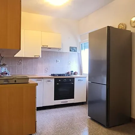 Elena アパート ウグリャン